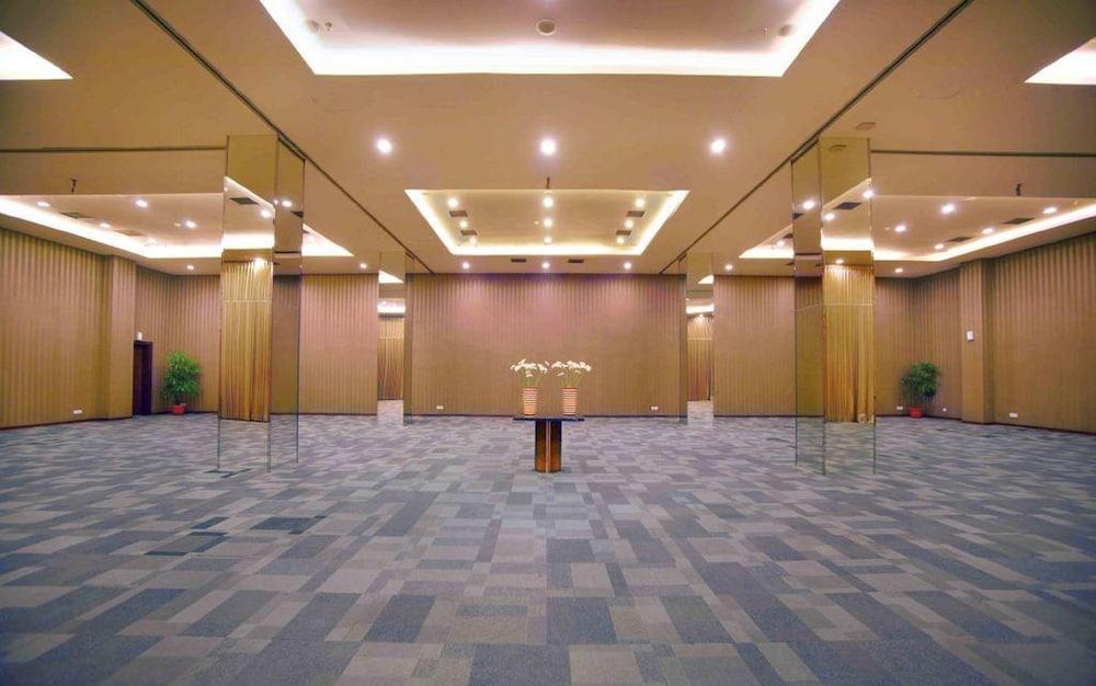 Aston Jember Hotel y Centro de Conferencias Exterior foto