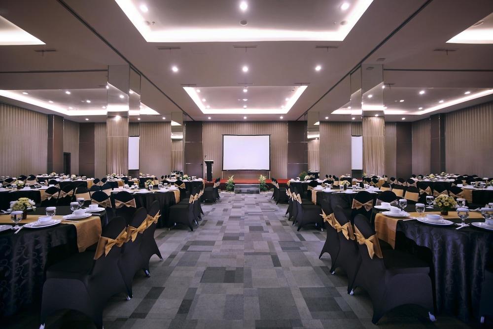 Aston Jember Hotel y Centro de Conferencias Exterior foto
